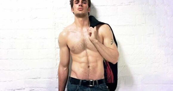 брутальний чоловік зі збільшеним пенісом