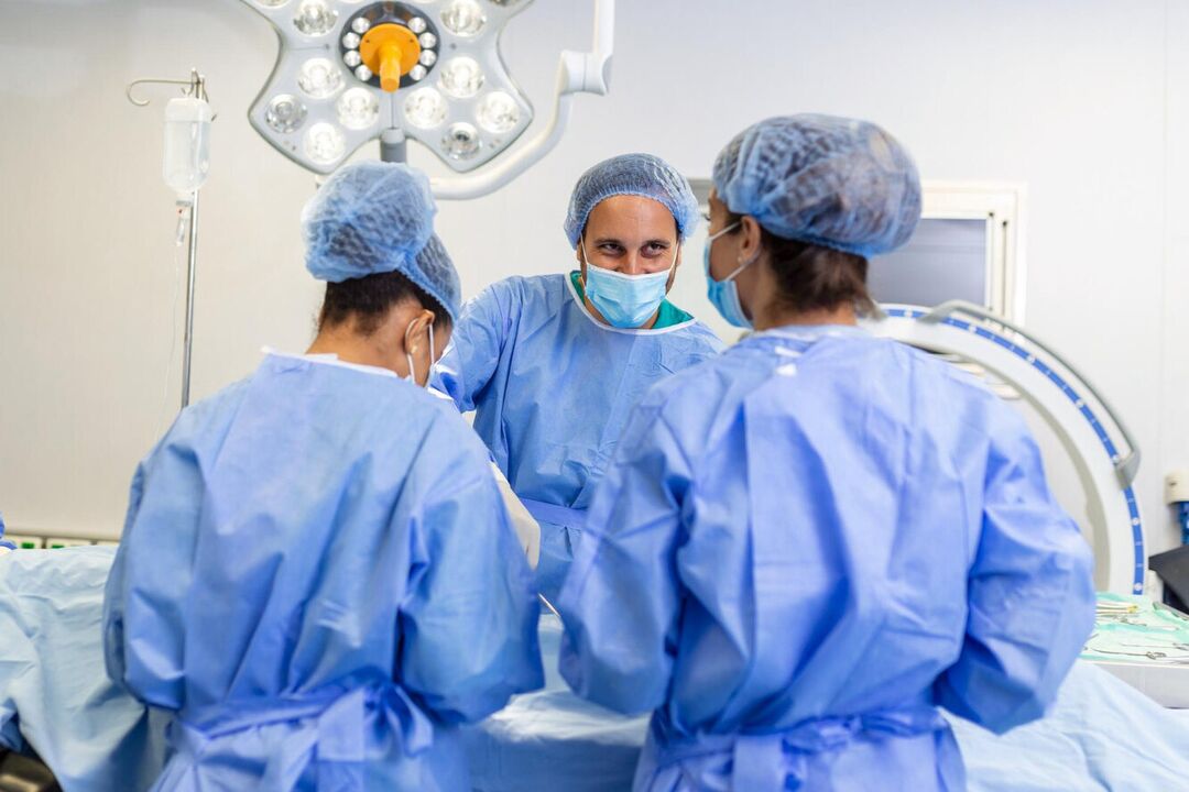 Пластичні хірурги проводять операцію зі збільшення статевого члена чоловіка